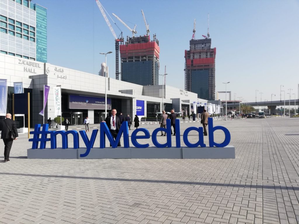 Intrarea în pavilionul târgului Medlab Middle East, cu litere volumetrice albastre pe esplanadă